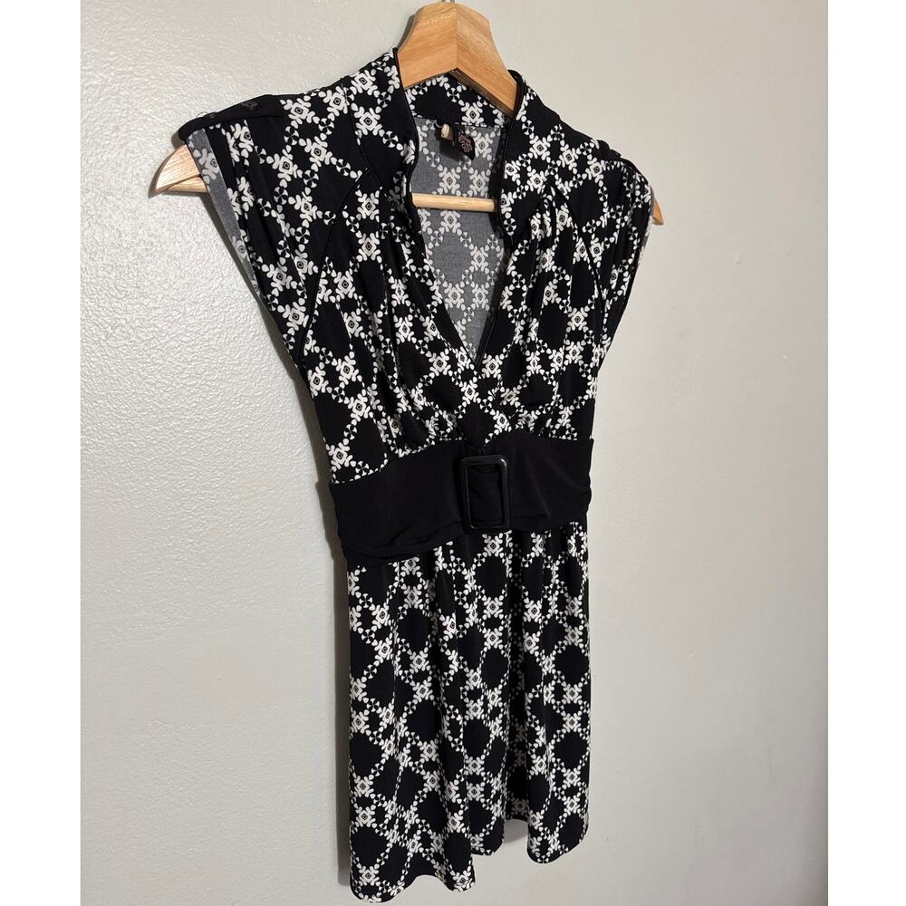 Women's Size M V.1 Couture V Neck Button Belted Black & White Print Babydoll Top